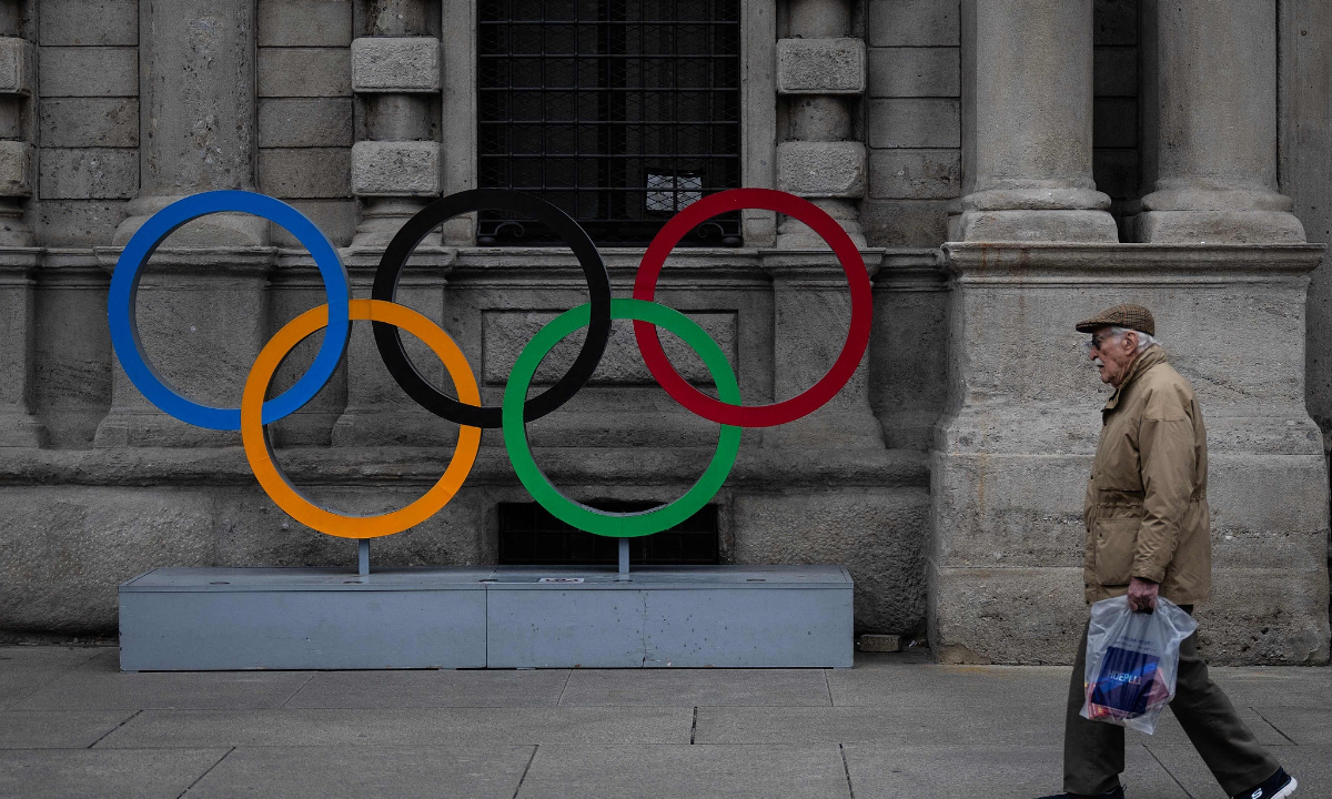 A man walks past the Olympic rings ahead of Milano Cortina 2026 Olympic Games in Milan on January 27, 2026. Photo: VCG