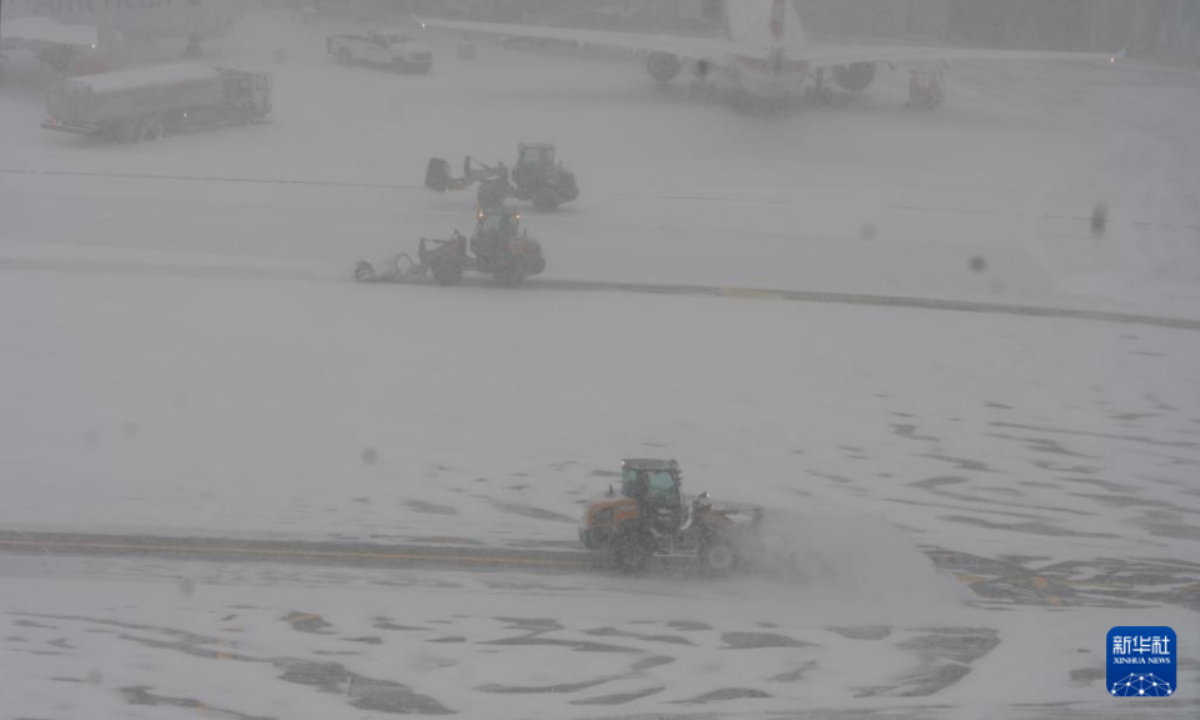 Snowplows clear accumulated snow at LaGuardia Airport in New York, US. Photo: Xinhua
