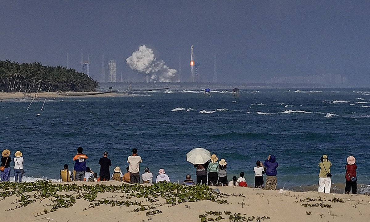 People watch the launch mission of a Long-March 12 carrier rocket at the Hainan commercial space launch site on January 19, 2026. Photo: VCG