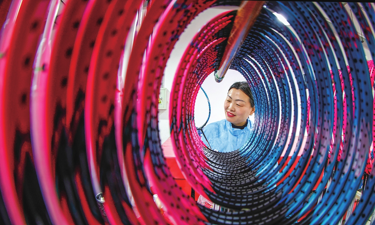 A worker produces badminton rackets for export markets at a company in Sihong, East China's Jiangsu Province on January 21, 2026. The company specializes in the research and development, production, and sales of high-end badminton rackets, holding 105 patents, with its rackets selling well in countries such as France and India. Photo: VCG