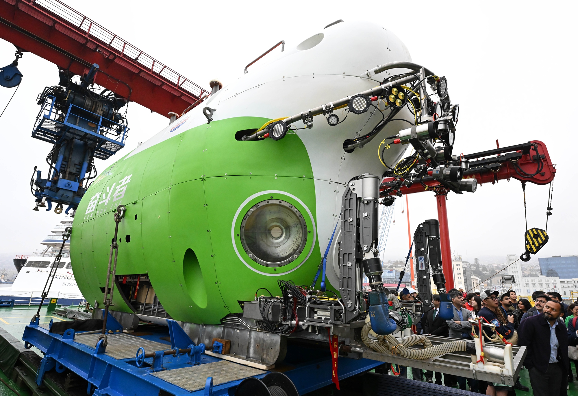People visit the Chinese research vessel Tan Suo Yi Hao (Exploration No. 1) that is docked at Valparaiso Port in central Chile local time on January 19, 2026. The China-Chile joint scientific expedition to the Atacama Trench was launched at the port on the day. Photo: Xinhua