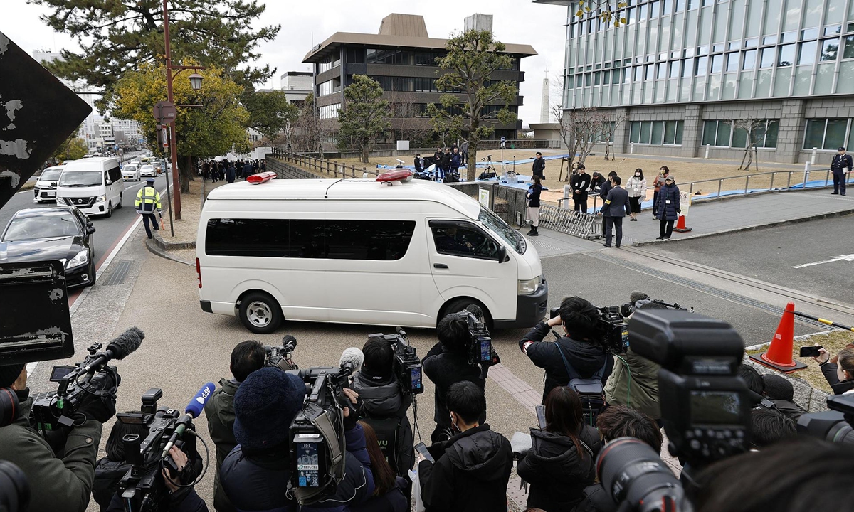 A vehicle carrying Tetsuya Yamagami, the man who fatally shot former Prime Minister Shinzo Abe, enters the Nara District Court in Nara for a ruling on Jan. 21, 2026. The court sentenced him to life in prison for killing Abe during an election stump speech in the western Japan city in July 2022. Photo: VCG