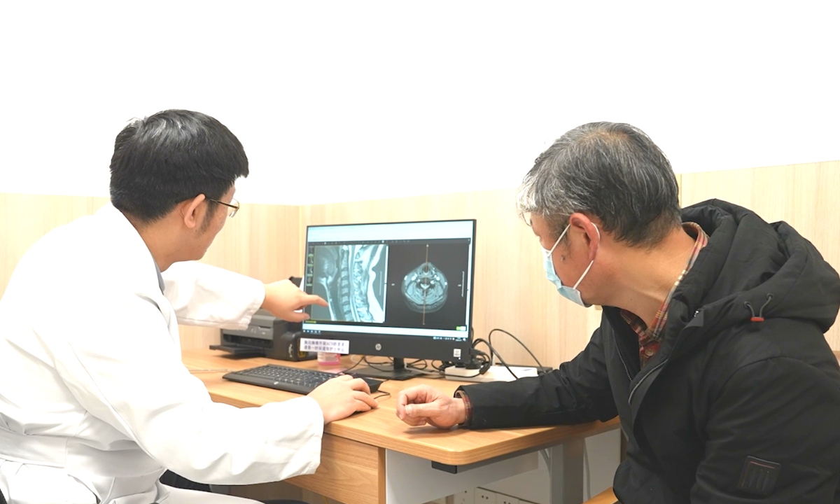 A doctor at the Second Hospital of Jiaxing shows CT imaging to a patient. Photo: Screenshot from a video provided by DAMO Academy