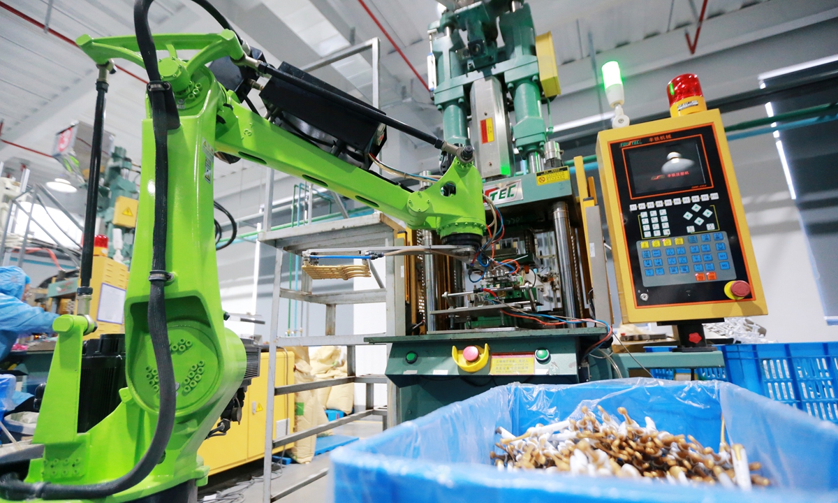 An intelligent production system makes toothbrushes at a factory in the Hangji High-tech Industrial Development Zone in East China's Jiangsu Province on January 22, 2026. In recent years, the industrial development zone has used smart manufacturing as a key driver of technological transformation and industrial upgrading.
Photo: VCG
