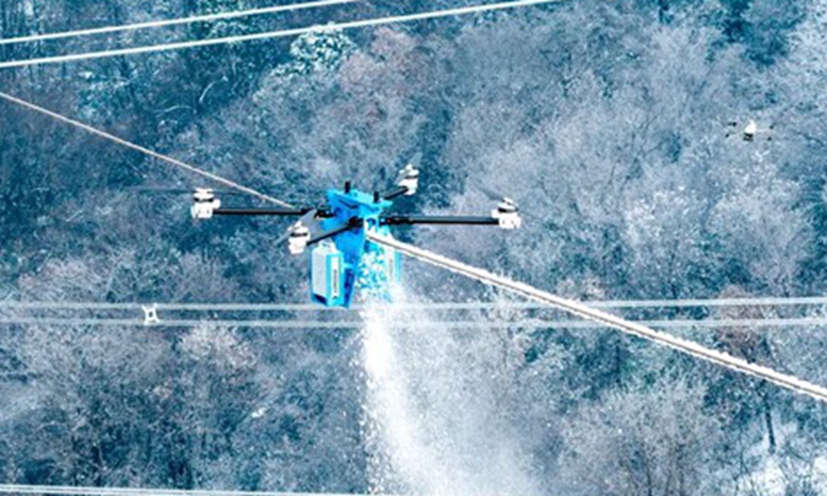 A drone cleans ice from cables of transmission towers in Wuhan, Central China's Hubei Province on January 21, 2026. Photo：Courtesy of State Grid Corporation of China