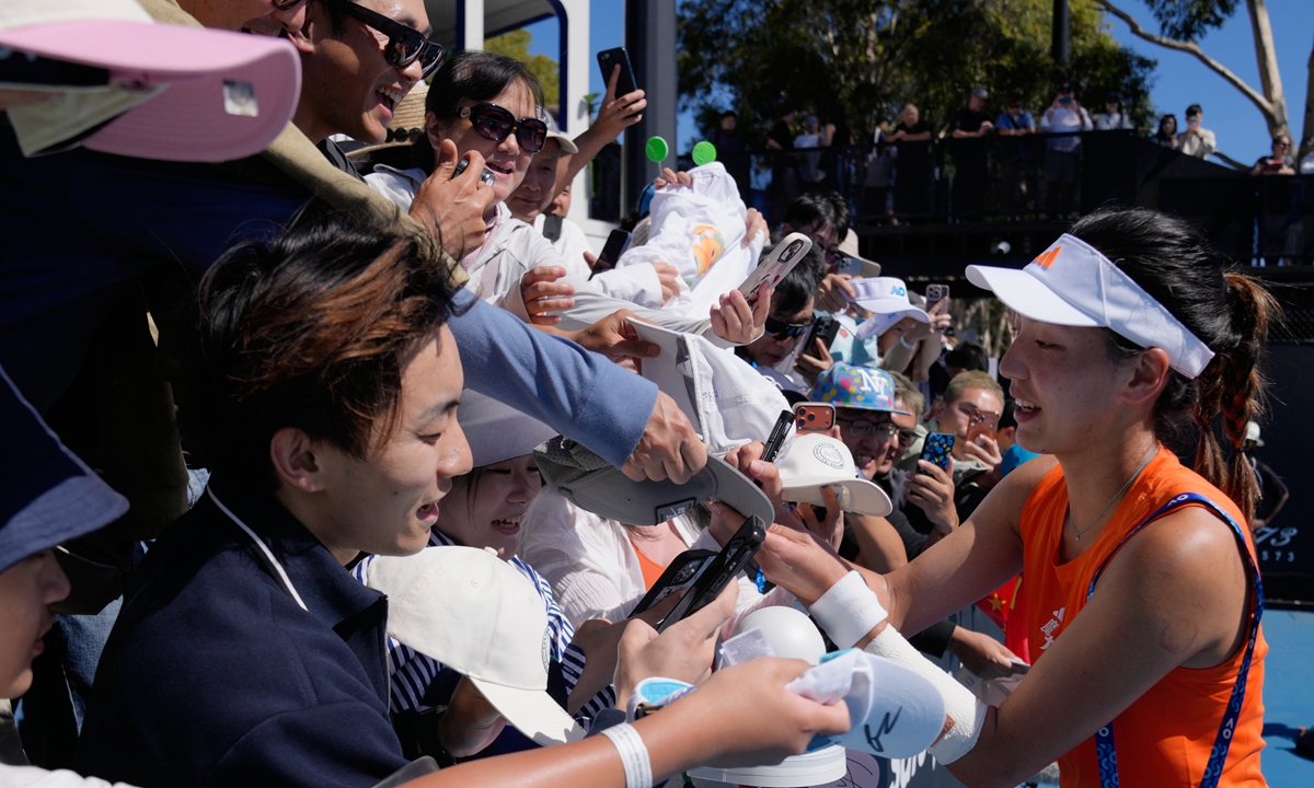 Wang Xinyu signs autographs for fans after defeating Jelena Ostapenko in their second-round match at the Australian Open in Melbourne, Australia on January 22, 2026. Photo: VCG