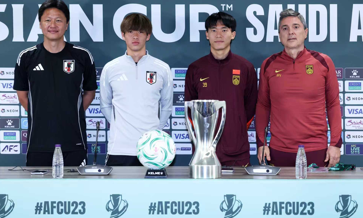 (From right) Chinese national under-23 team head coach Antonio Puche, defender Hu Hetao, Japanese player Rei Umeki and head coach Go Oiwa attend the pre-match news conference on January 23, 2026 in Jeddah, Saudi Arabia. Photo: VCG