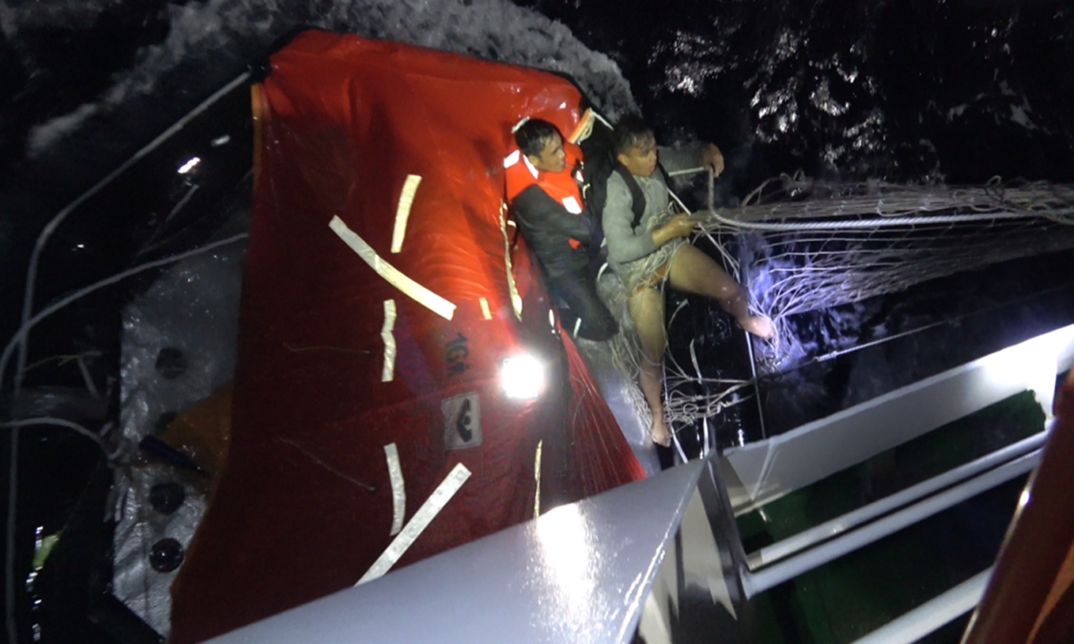 The China Coast Guard (CCG) personnel carrying out emergency rescue operation of the capsized foreign cargo vessel in South China Sea Photo: CCG’s official WeChat account