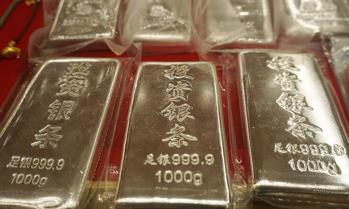 One-kilogram investment silver bars are on display at a gold shop in Hangzhou, East China's Zhejiang Province on January 15, 2026. Photo: VCG