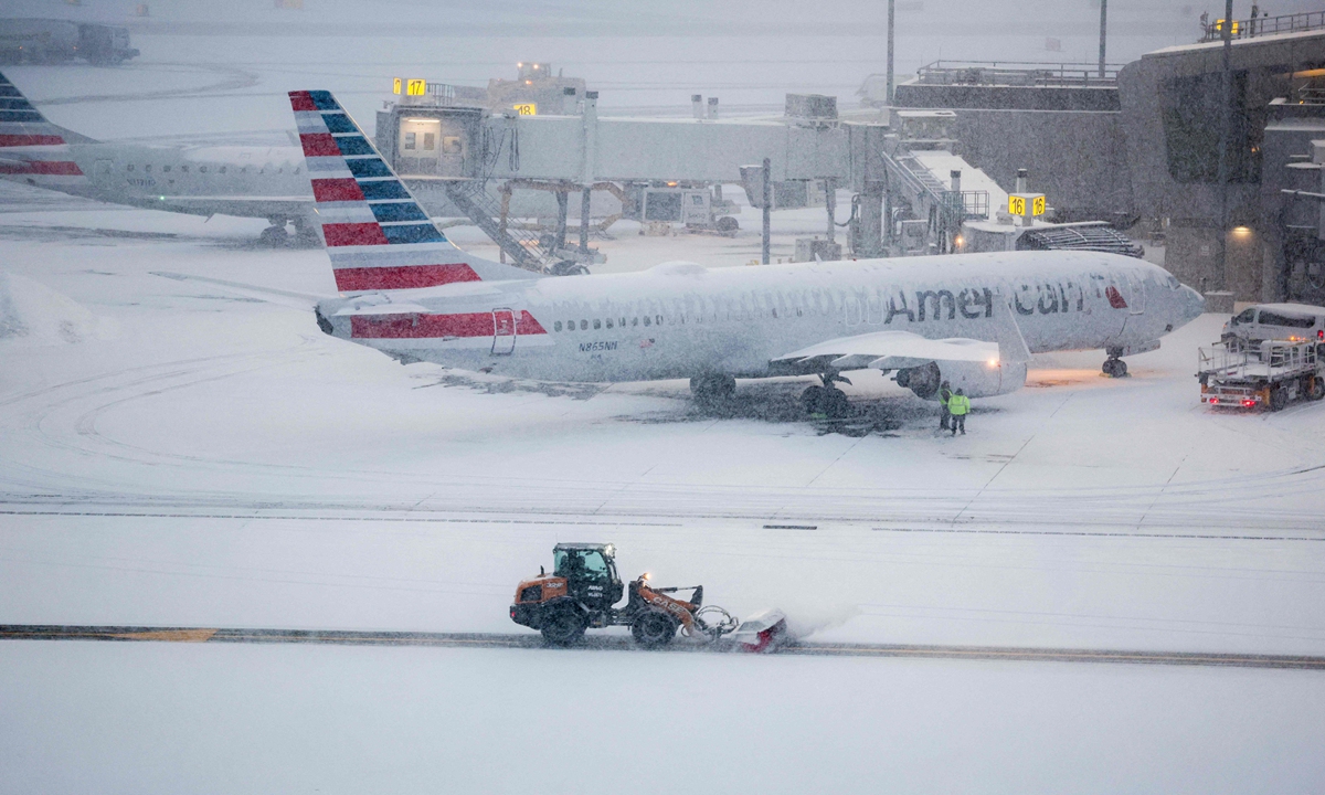A Boeing 737 American Airlines passenger aircraft parks at the gate at New York's LaGuardia Airport on January 25, 2026. A major winter storm began sweeping across the US on January 24, causing thousands of flight cancellations, Reuters reported. Photo: VCG