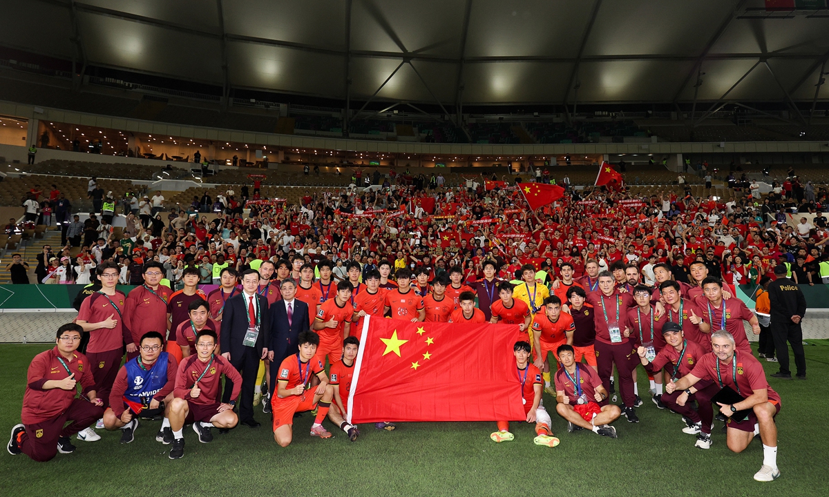 Team China take photos with supporters after the 2026 AFC U23 Asian Cup final match between China and Japan in Jeddah, Saudi Arabia, on January 24, 2026 local time. Photo: VCG