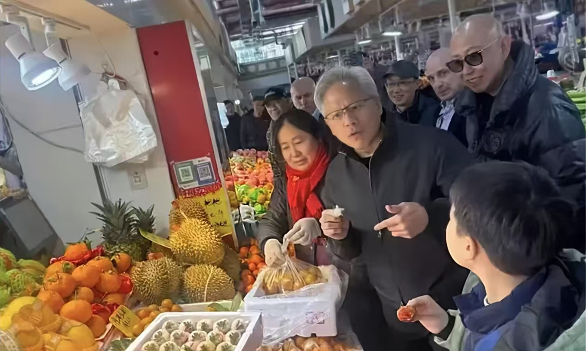 Nvidia CEO Jensen Huang (second from left) visits a local wet market in Shanghai on January 24, 2026. Photo: Screenshot of ThePaper.cn’s report
