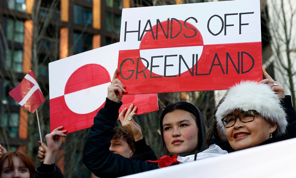 People wave Greenlandic flags as they take part in a demonstration to protest against the US' plan to take Greenland, outside the US Embassy in London on January 24, 2026. Photo: VCG