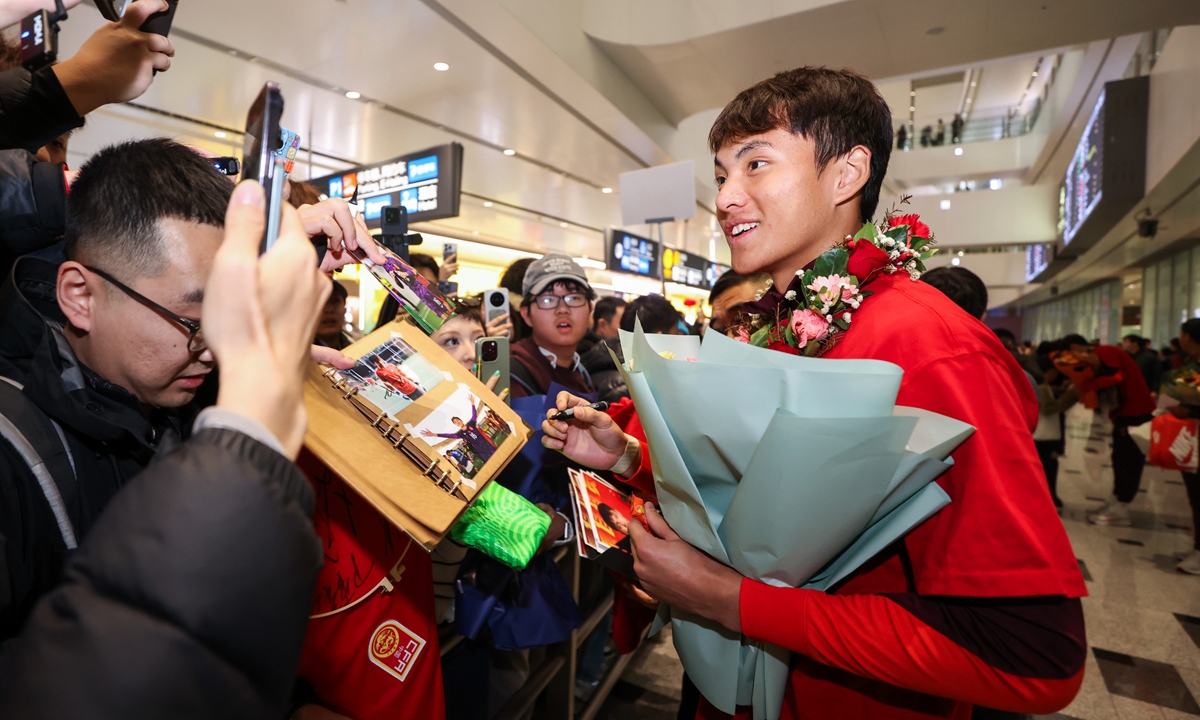 Goalkeeper Li Hao of Chinese U23 team receives flowers from the fans on arrival at the Beijing Daxing International Airport on January 26, 2026. Photo: Cui Meng/GT
