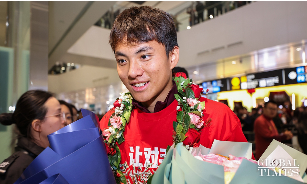 Chinese keeper Li Hao receives flowers from the fans on arrivial at the Beijing Daxing International Airport on January 26, 2026. Photo: Cui Meng/GT