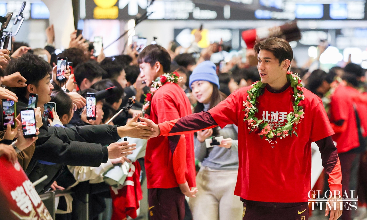 Chinese forward Baihelamu Abuduwaili greets the fans. Photo: Cui Meng/GT