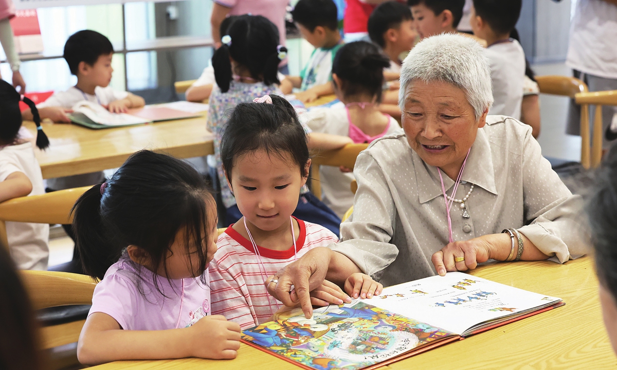 Children and an elderly lady enjoy reading together at a book club meeting in Wuhu, East China's Anhui Province on June 6, 2025. Photo: VCG