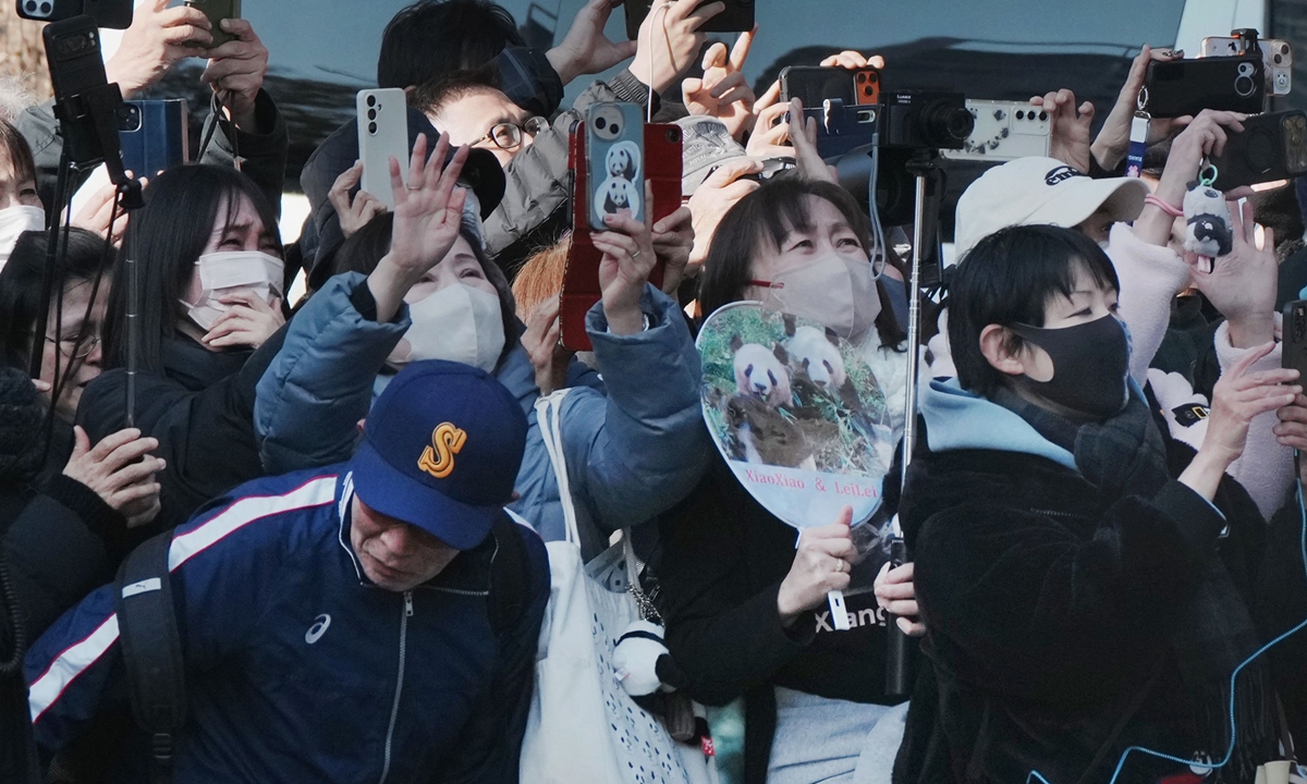 Panda lovers wave goodbye to a truck believed to be carrying twin pandas Lei Lei and Xiao Xiao as they depart Ueno Zoo in Tokyo for their return to China on January 27, 2026. It potentially resulted in a “panda-less” situation in Japan for the first time in approximately 50 years. Photo: VCG