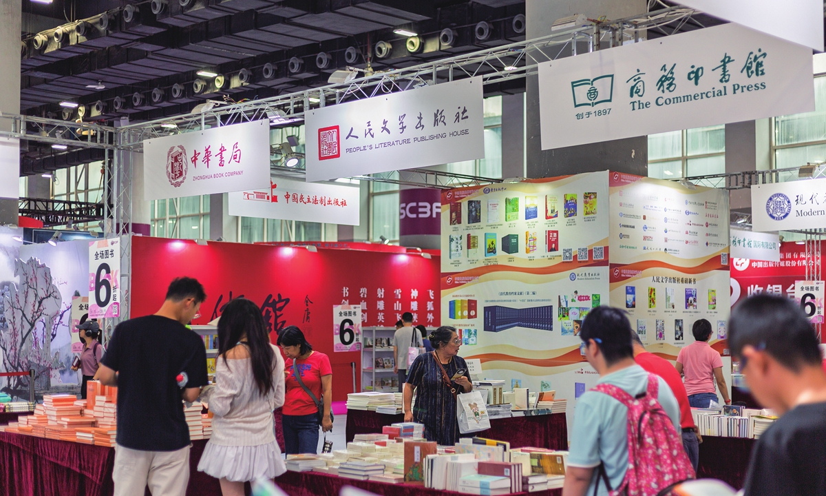 Readers explore the latest books showcased by publishing houses at the 2025 Southern China Book Fair in Guangzhou, South China's Guangdong Province on August 18, 2025. Photo: VCG