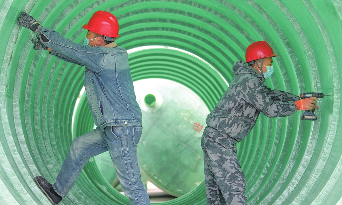 Workers at an environmental engineering company in Hai'an, Nantong, East China's Jiangsu Province, produce fiberglass-reinforced plastic sewage treatment equipment on January 28, 2026. As the New Year kicks off, enterprises across the city are racing to fulfill orders. In 2025, Hai'an's GDP grew by an estimated 5% year-on-year to about 157 billion yuan ($22.6 billion). The city's manufacturing value-added share continued to rank first in Nantong. Photo: VCG