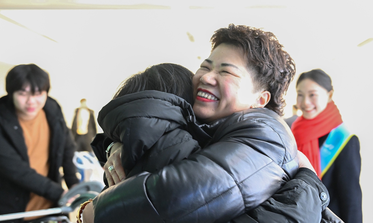 An overseas Chinese runs into a fellow townsman and shares a warm hug at an airport in Hangzhou, Zhejiang Province, when returning to her ancestral homeland, on January 27, 2026. Photo: VCG