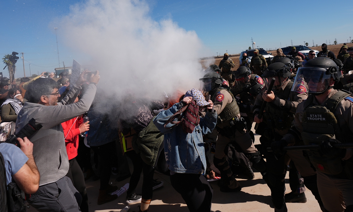 Pepper spray is dispersed toward protesters on January 28, 2026 outside the South Texas Family Residential Center detention facility where 5-year-old Liam Ramos and his father are being detained in Dilley, Texas. Photo: VCG
