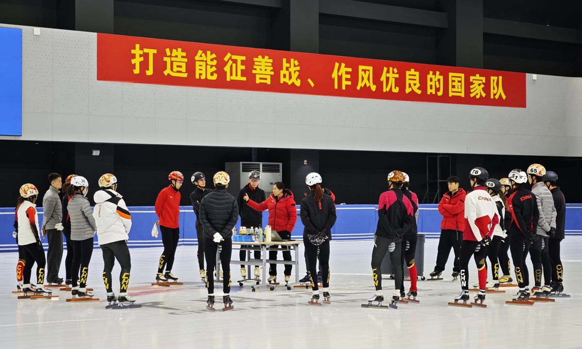 Chinese national short track team head coach Zhang Jing (center in red) gives a lecture to the athletes at a training session on January 29, 2026 in Beijing. Photo: Lu Wenao/GT