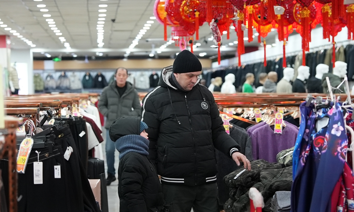 A Russian visitor shops for clothes with his child at a mall in Heihe, northeast China's Heilongjiang Province, on January 17, 2026. Photo: Feng Fan/GT