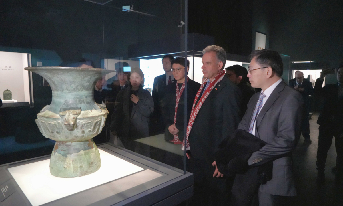 Uruguayan President Yamandu Orsi observes an ancient Chinese bronze artifact at the Shanghai Museum East on Friday. Photo: Lu Ting/GT