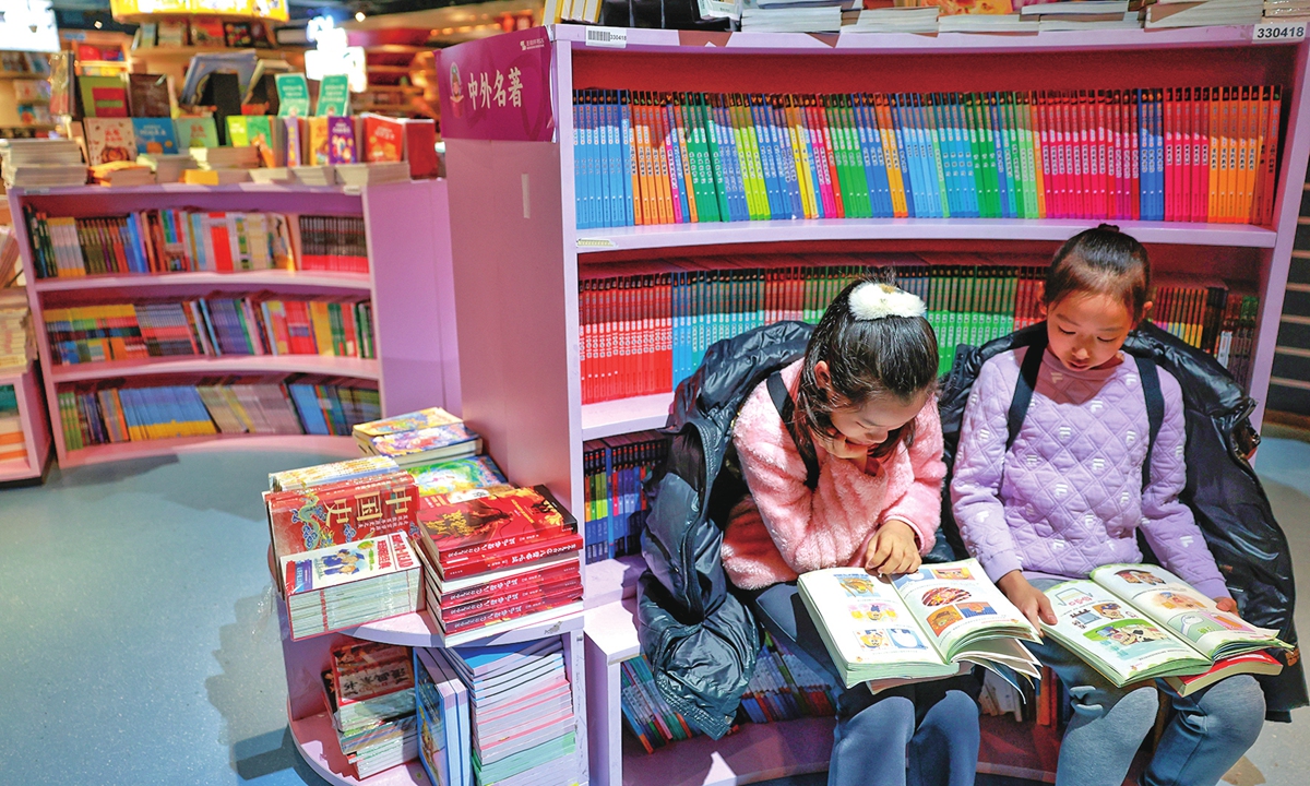 Two students read books at the Wangfujing Bookstore in downtown Beijing on February 1, 2026. Photo: Li Hao/GT