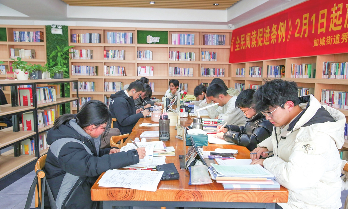 Reading enthusiasts enjoy books in a 24-hour bookstore in Rugao, East China's Jiangsu Province, on February 1, 2026. Photo: VCG