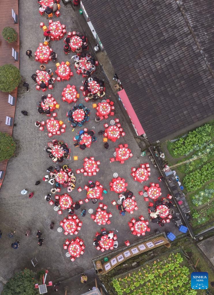 This aerial drone photo taken on Feb. 1, 2026 shows a banquet held during the Spring Festival gala in Shenshan Village, Jinggangshan City of east China's Jiangxi Province. With the Spring Festival drawing near, Shenshan Village in Jinggangshan City held a Spring Festival gala that invited residents from seven nearby counties in east China's Jiangxi and central China's Hunan provinces to participate. (Xinhua/Zhou Mi)