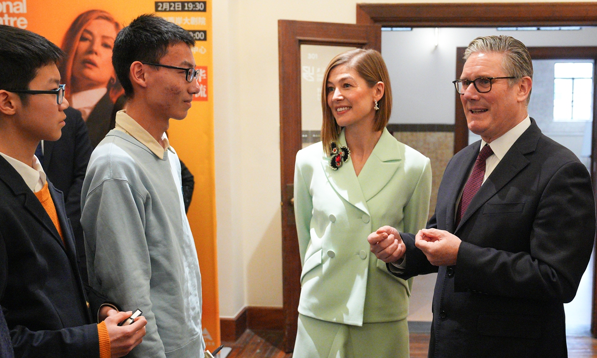 UK Prime Minister Keir Starmer meets drama students during a visit to the Design Innovation Institute Shanghai on January 31, 2026. Photo: VCG