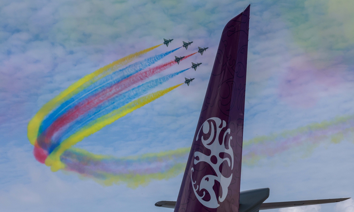 The Bayi Aerobatic Team of the Chinese People's Liberation Army (PLA) Air Force performs during the 10th Singapore Airshow in Singapore, on February 4, 2026. Photo: VCG