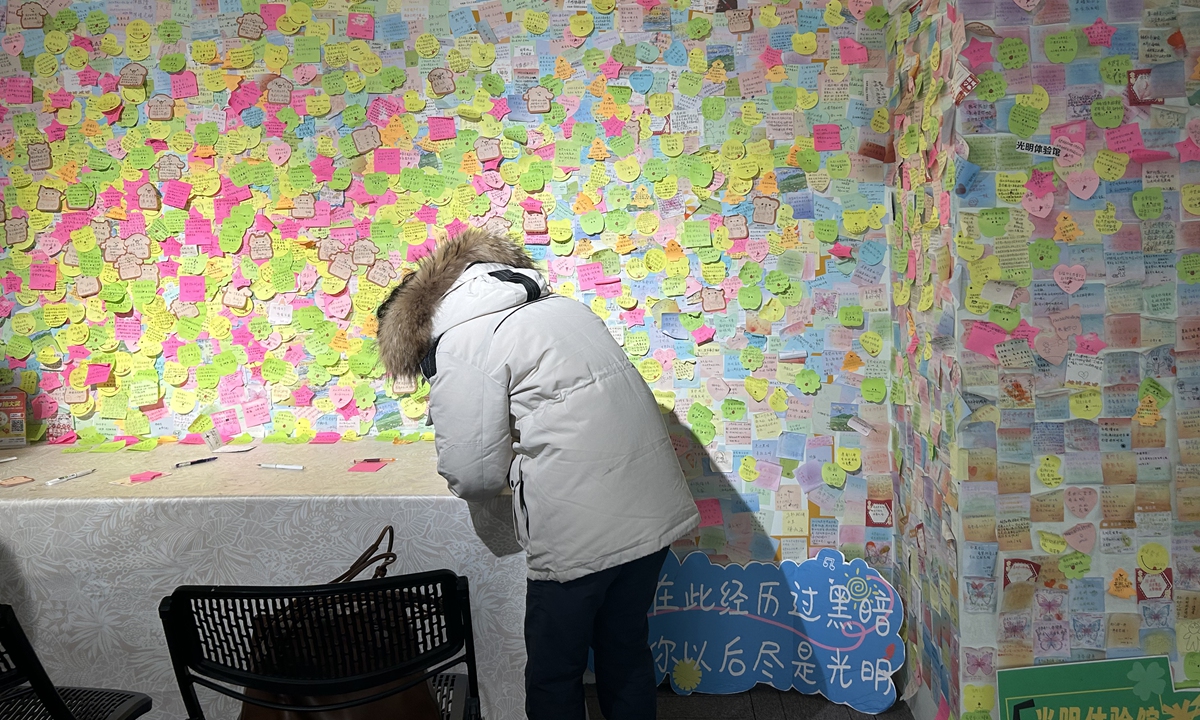 A visitor writes a message in the Guangming Experience Hall on January 2, 2026. Photos: Liang Rui/GT
