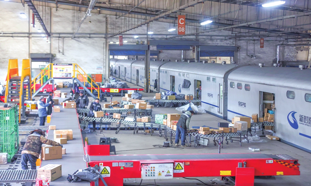 Workers sort goods from the X104 express freight train and load them onto trucks at a cargo yard in Daxing district, Beijing on February 5, 2026, to ensure Spring Festival goods are delivered to recipients as quickly as possible. Photo: VCG