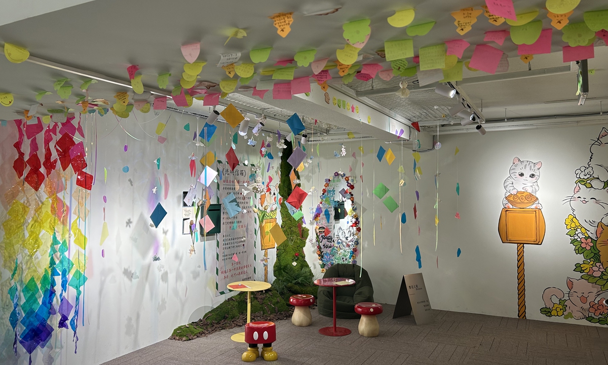 A picture taken on January 2, 2026 shows that stationery and envelopes are available at a corner of the Guangming Experience Hall for visitors to record their experiences. Photos: Liang Rui/GT