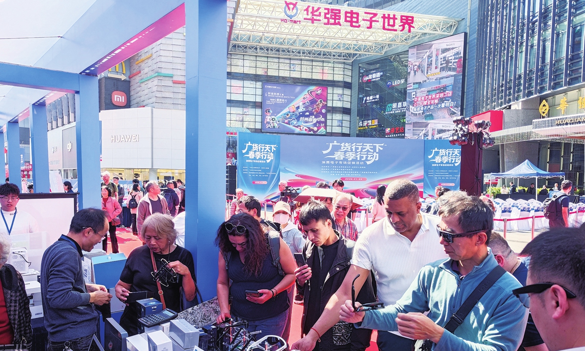 Domestic and overseas consumers shop for electronic products in Huaqiangbei, Shenzhen, South China’s Guangdong Province, on January 25, 2026. Photo: VCG