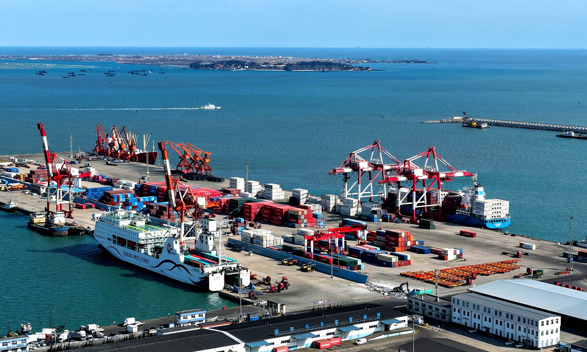 A foreign cargo ship is loaded at a berth in Rongcheng city, East China's Shandong Province, on January 30, 2026. Photo: VCG