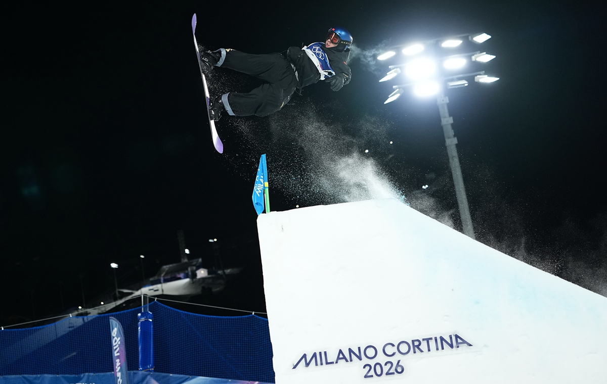 Chinese snowboarder Su Yiming competes during the men's snowboarding big air finals at the 2026 Winter Olympics in Livigno, Italy, on February 7, 2026. Photo: VCG