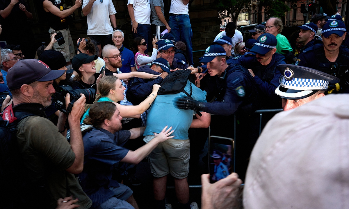 Police officers detain protesters during a pro-Palestinian rally outside Sydney Town Hall against Israeli president's visit to Australia in Sydney on February 09, 2026. Photo: VCG