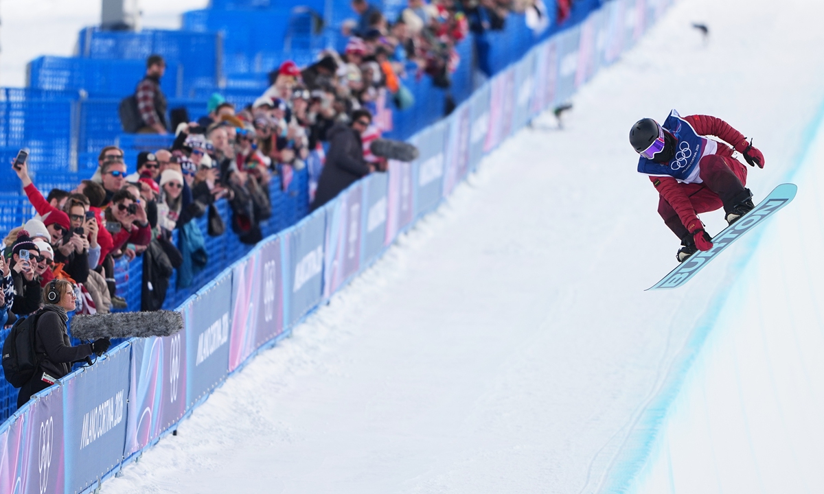 China's Cai Xuetong competes during the women's snowboarding halfpipe qualification event at the 2026 Winter Olympics in Livigno, Italy, on February 11, 2026. Photo: VCG