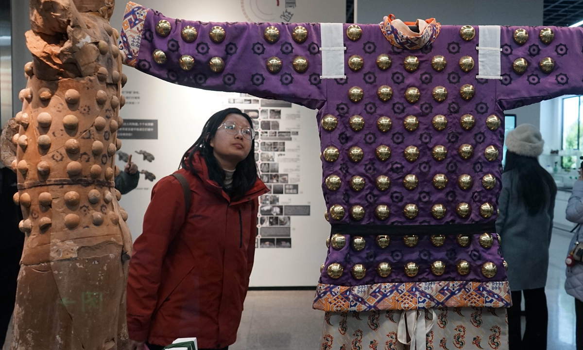 A woman views the restored costumes of the Acrobat Figures on February 12, 2026 at an exhibition held at the Emperor Qinshihuang's Mausoleum Site Museum in Xi'an, Northwest China's Shaanxi Province. A number of precious cultural relics have been put on display. These relics are not only rare remnants of Qin Dynasty civilization, but also vivid examples of cultural heritage conservation. Photo: VCG
