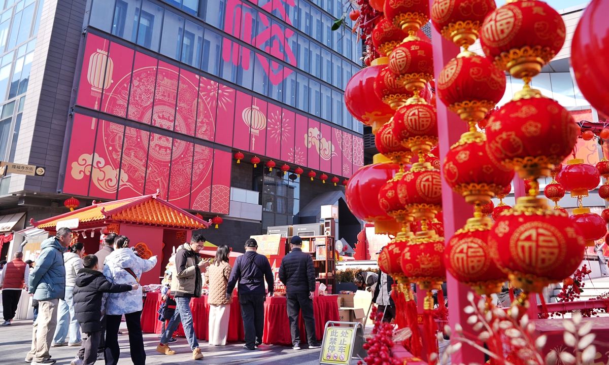 Residents shop at Spring Festival market at the Longfusi commercial area in Dongcheng district, Beijing, on February 12, 2026. Photo: IC