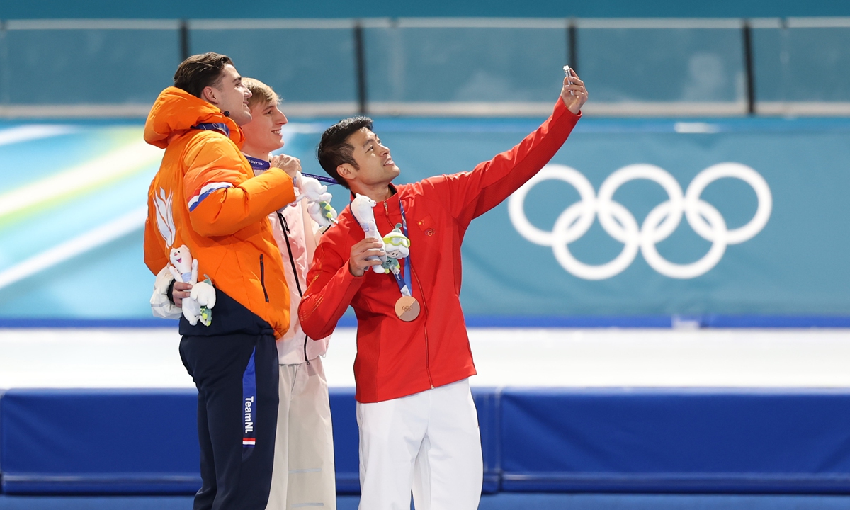 Bronze medallist Ning Zhongyan (right) of China takes a selfie with gold medallist Jordan Stolz (center) and silver medallist Jenning de Boo after the speed skating men's 1,000m final at the 2026 Winter Olympic Games on February 11, 2026. Photo: Chen Tao/GT