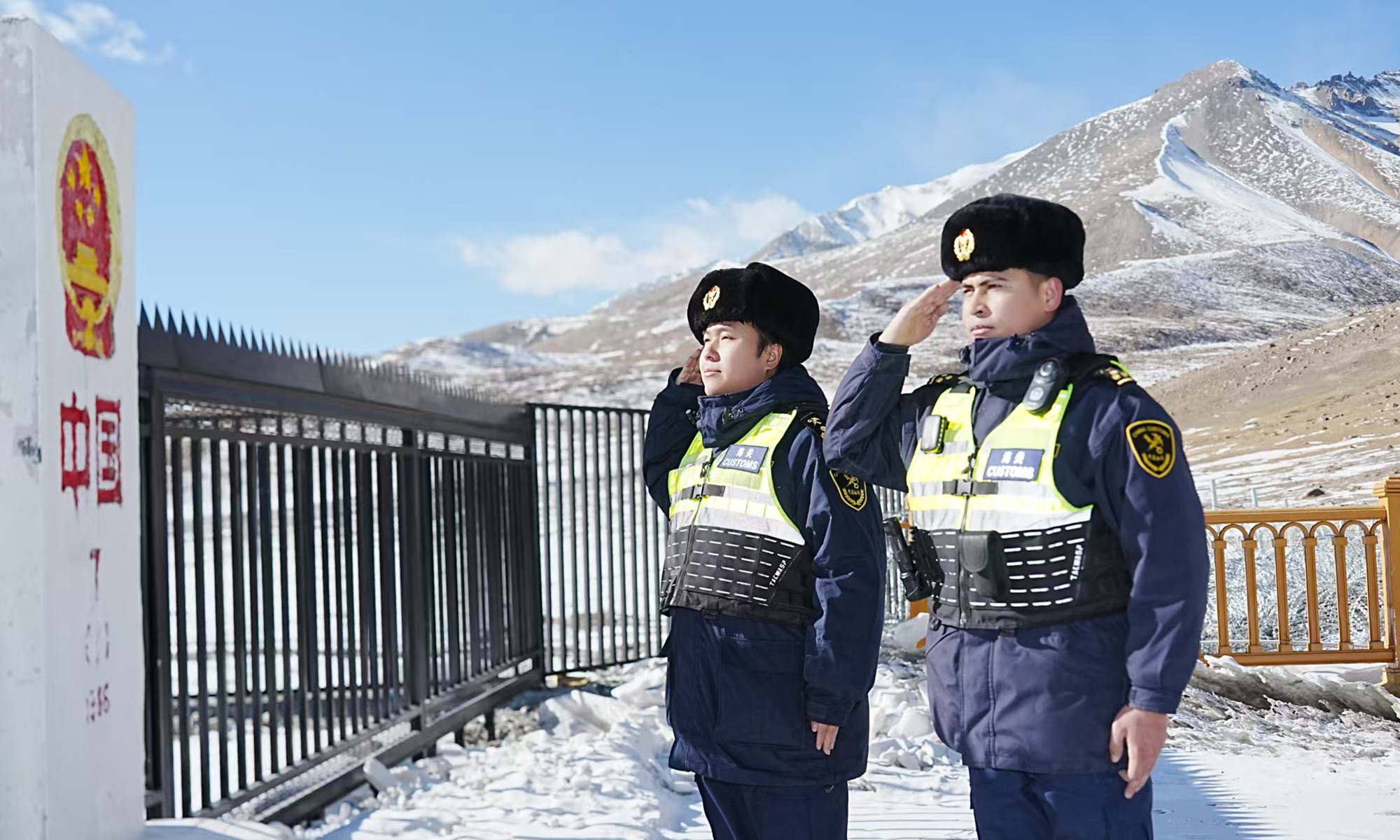 Customs officers of Khunjerab Customs are on duty at the Khunjerab Pass in Northwest China's Xinjiang Uygur Autonomous Region. Photo: He Yong/People's Daily