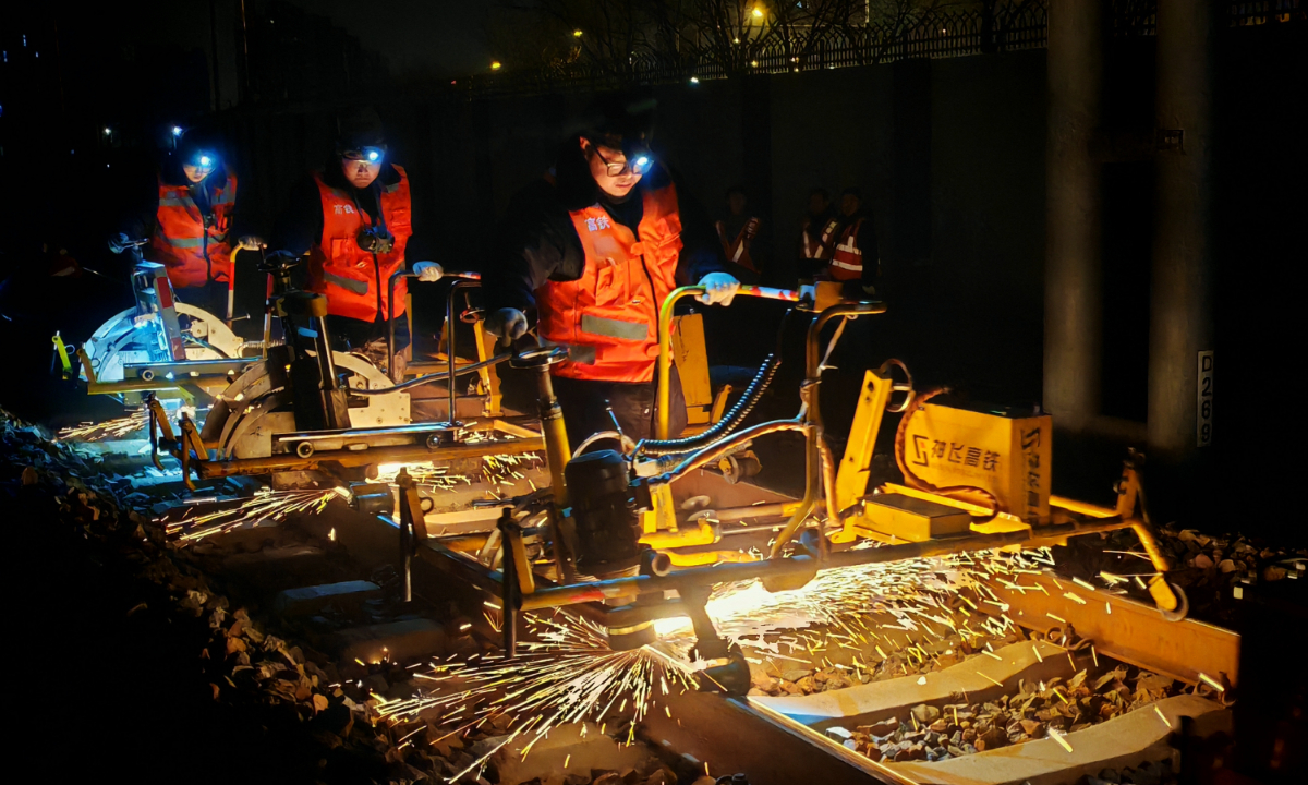 The rail-grinding team of the Beijing High-Speed Railway Engineering Section carries out rail grinding operations on the high-speed railway tracks at Beijing South Railway Station in the early hours of January 30, 2026. Photo: Liang Rui/GT