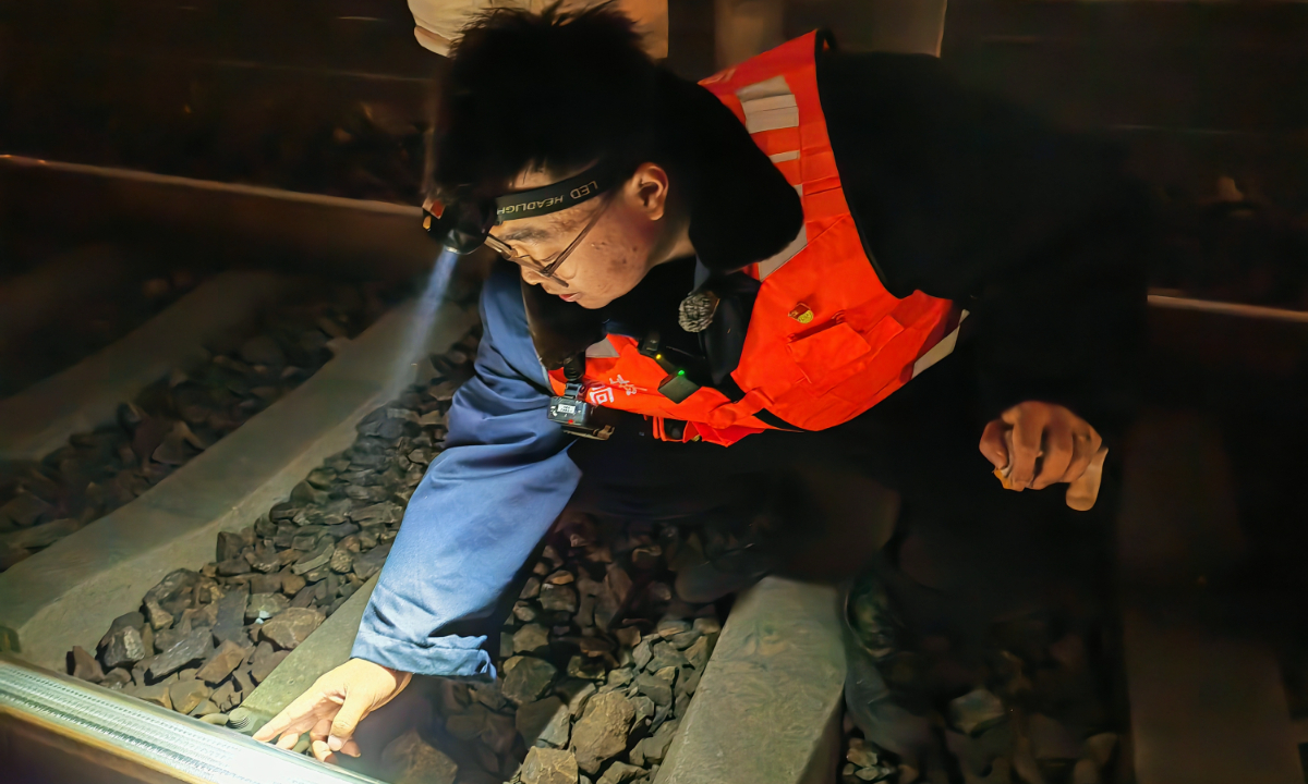 Liu Qiang, head of the rail-grinding team, briefs the Global Times reporter on the rail grinding operations at Beijing South Railway Station, on January 30, 2026. Photo: Liang Rui/GT