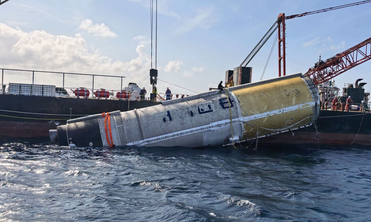 Research and recovery teams retrieve the first stage body of a Long March-10 carrier rocket at sea in Wenchang, South China's Hainan Province on February 13, 2026. Photo: CCTV News