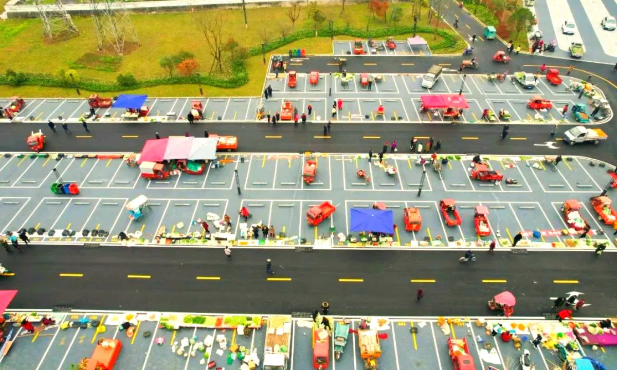 Designated standardized stalls and parking spaces at the “common prosperity market” Photo: Courtesy of the Organization Department of Anzhou district in Mianyang